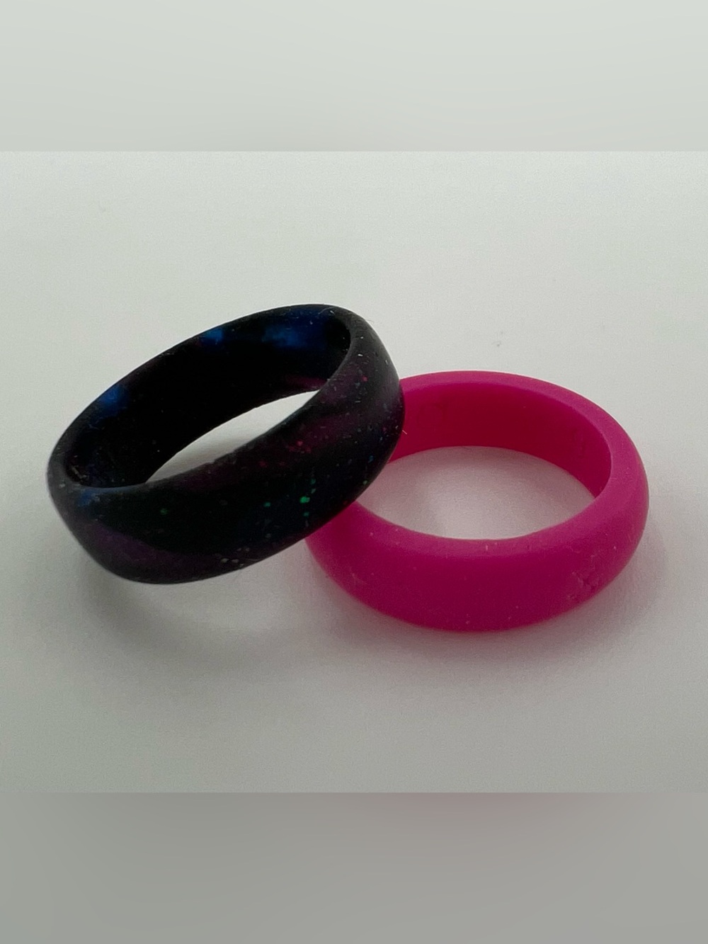 QALO Set of 2 Silicone Rings - Fuchsia & Blue Galaxy (glows in the dark!) Size 6 - Picture 7 of 8